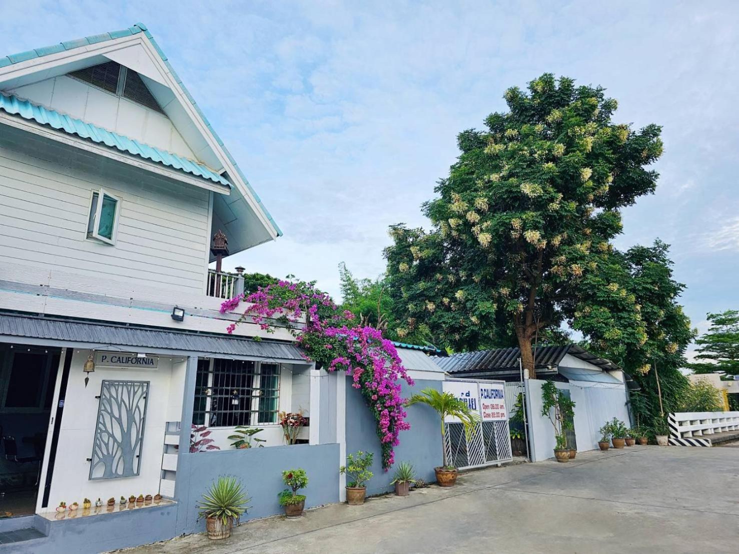 P.California Inter Hostel Nang Rong Екстер'єр фото
