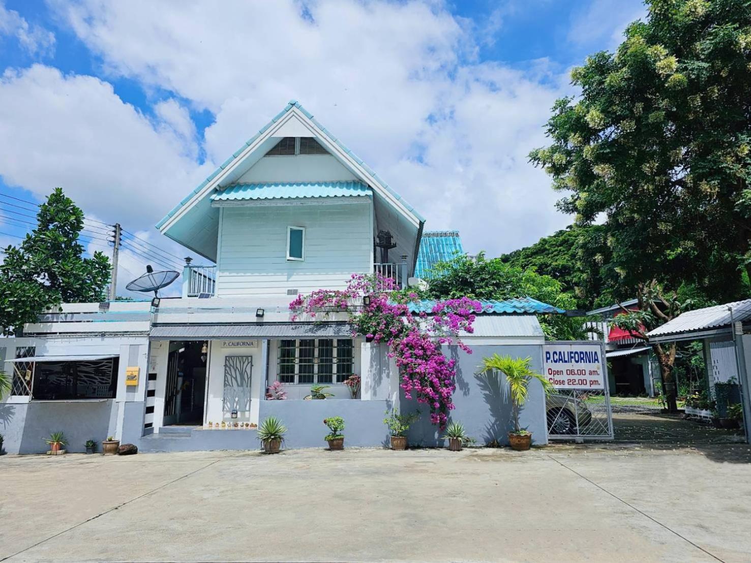 P.California Inter Hostel Nang Rong Екстер'єр фото