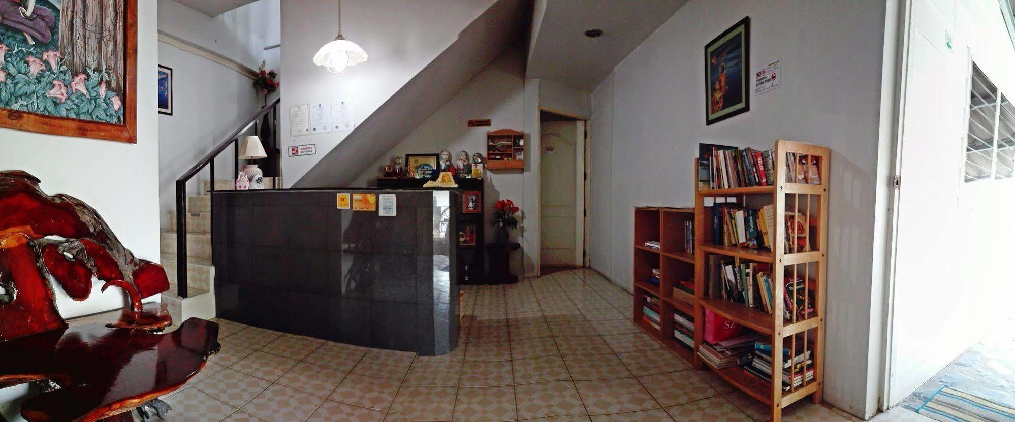 P.California Inter Hostel Nang Rong Екстер'єр фото